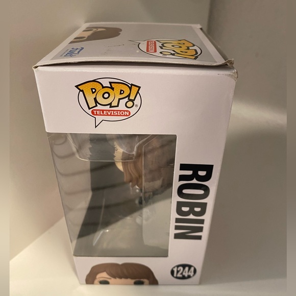 Funko POP! Robin #1244 Netflix Stranger Things NEW IN BOX - Picture 3 of 3